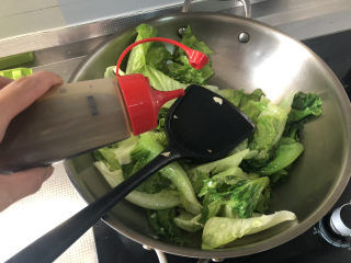 8、蒜蓉生菜➕柳塘新绿却温柔,调味：加入一汤匙蚝油，注意：千万不要等到生菜叶完全炒软塌了再调味，那样生菜就不脆了