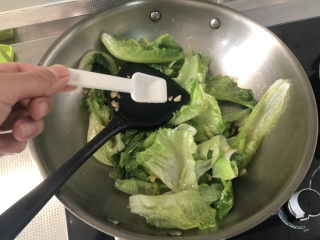 10、蒜蓉生菜➕柳塘新绿却温柔,尝下咸淡，根据个人口味添加少许盐翻炒定味出锅。