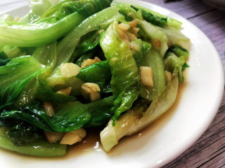 15、蒜蓉生菜➕柳塘新绿却温柔,这道蒜蓉生菜，做法简单，蒜香浓郁，生菜脆嫩，健康又美味，喜欢的小伙伴们一起来试试吧????