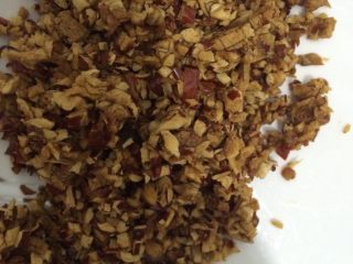 1、姜枣茶,红枣洗净晾干水份，去核切丁