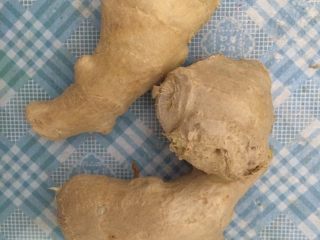 2、姜枣茶,姜洗净晾干