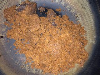 6、姜枣茶,锅里不要有水份，倒入红糖