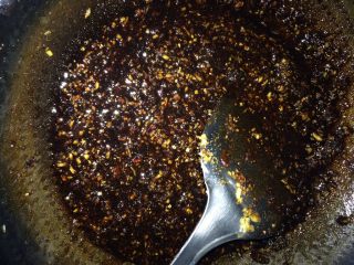 7、姜枣茶,加入切碎的生姜搅拌，小火，大约4分钟