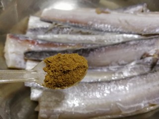 3、外酥里嫩~炸带鱼,撒入一小勺十三香，