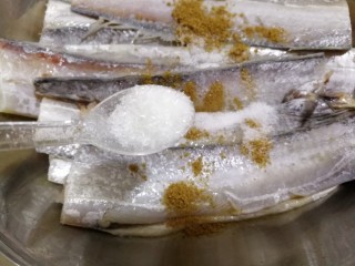 5、外酥里嫩~炸带鱼,半小勺味精。