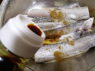 6、外酥里嫩~炸带鱼,倒入少许酱油，提味。