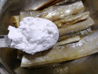 9、外酥里嫩~炸带鱼,然后放二勺淀粉，拌匀。