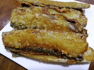 12、外酥里嫩~炸带鱼,炸至两面金黄，外皮硬了即可。