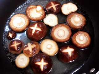 5、香菇板栗,锅中烧开水,焯一下香菇,捞出待用。