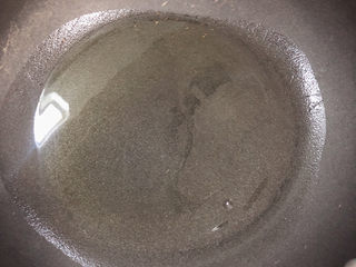 6、香菇板栗,锅中倒入油,烧至五成热。