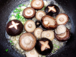 8、香菇板栗,加入香菇,翻炒均匀。