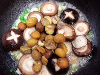 9、香菇板栗,再加入板栗翻炒均匀。