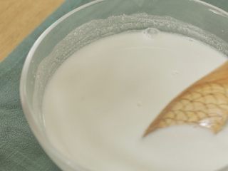 6、宝宝版牛肉肠粉,50g粘米粉，10g玉米淀粉，30g马蹄粉和250ml清水相混合，拌匀。