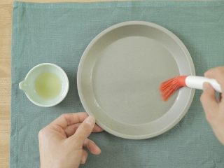 7、宝宝版牛肉肠粉,取一个浅底的平盘，刷一层薄油，以便脱模。不锈钢平盘做出来的更容易脱模。最好准备2个平盘，因为一次只能做一份肠粉，有两个的话可以交替使用。