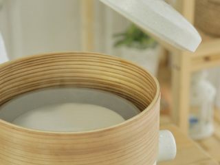 9、宝宝版牛肉肠粉,提前烧开水，趁着水蒸汽冒出，借助防烫夹将平盘放入锅中。把平盘放进去时要保持平衡，以免厚度不均做出来的口感不好吃。