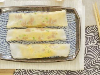 13、宝宝版牛肉肠粉,如果家里的蒸锅一次只能做一个，就重复以上过程完成所有肠粉的制作。记住每一次蒸肠粉都要保持大火，锅里蒸上汽了再放进去。