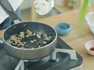 15、宝宝版牛肉肠粉,热锅少油，倒入香菇丁炒出香味，接着加入水淀粉和盐、生抽调味，煮沸后端出。