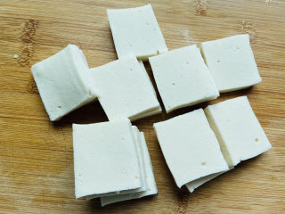 1、干锅千叶豆腐,千叶豆腐清洗一下,切片