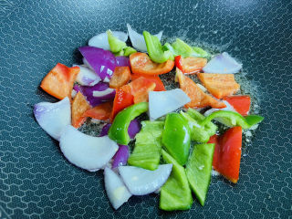 7、干锅千叶豆腐,倒入洋葱、红椒、青椒翻炒片刻