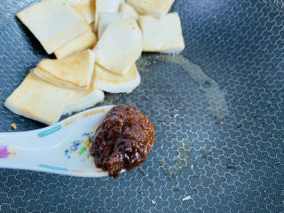 11、干锅千叶豆腐,加入一勺豆瓣酱炒出红油