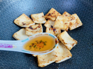 12、干锅千叶豆腐,烹入一勺料酒