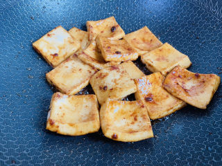 14、干锅千叶豆腐,翻炒至上色