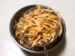 7、酸辣萝卜条,把泡发好的萝卜干捞出来