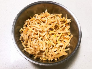 8、酸辣萝卜条,攥干水份