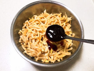 9、酸辣萝卜条,加入蚝油