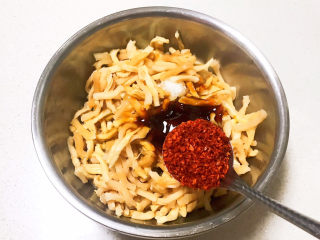 12、酸辣萝卜条,加入粗辣椒粉