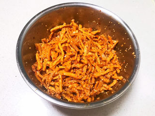 21、酸辣萝卜条,调匀即可,酸辣萝卜条就做好了