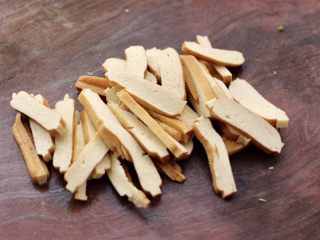 3、香辣八爪鱼,把香干洗净后切成薄片。