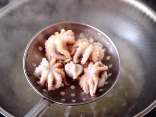 6、香辣八爪鱼,用焯过芹菜的水，加入料酒，直接把八爪鱼进行焯水30秒即可捞出。