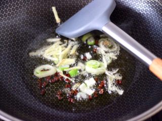 8、香辣八爪鱼,锅烧热后倒入花生油烧热，小火慢慢炸香花椒，再大火爆香葱姜。