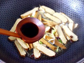 9、香辣八爪鱼,这个时候放入香干，小火慢慢煎至一会、加入生抽调色。