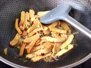 10、香辣八爪鱼,煎至香干两面金黄色。