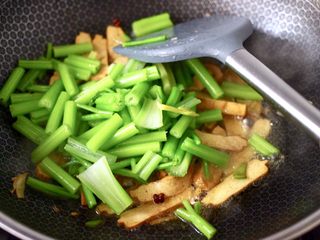 11、香辣八爪鱼,加入焯水的芹菜。