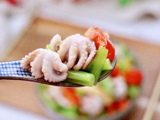 17、香辣八爪鱼,吃上一口超级满足，八爪鱼的鲜嫩，香干的味香，加上芹菜的特殊香气，真的是完美。