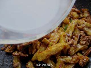 8、肉沫茄子,味道调整到满意后,加入水淀粉勾芡,芡汁不能太浓,也不能太稀,正好能在茄子上面挂住最合适。