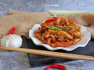 9、肉沫茄子,百吃不厌的肉沫茄子起锅装盘啦,色香味俱全。