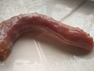 2、秋冬滋补篇:老母鸡白果海参汤,去掉脖子上的皮，刮掉脖子中轴上的淋巴。