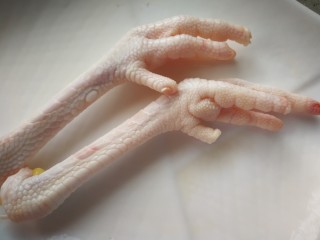 4、秋冬滋补篇:老母鸡白果海参汤,鸡爪子去指甲