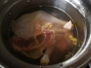 6、秋冬滋补篇:老母鸡白果海参汤,彻底洗干净后冷水下锅，倒一汤勺黄酒焯水。