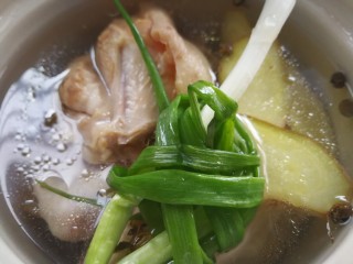 11、秋冬滋补篇:老母鸡白果海参汤,放入电炖锅，我只用了四分之一只，其他冷冻了。因为只有一个人吃。倒好水，将葱段两片，花椒放入。黄酒一汤勺倒入。开自动档，大约四小时就好了。盐在起前一小时放。