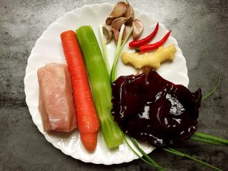 1、糖醋菜+家常鱼香肉丝,准备材料如图。