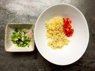 3、糖醋菜+家常鱼香肉丝,将泡椒泡姜切小碎末，葱切小碎末备用。