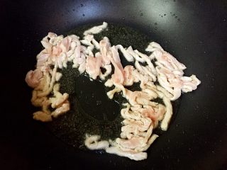 6、糖醋菜+家常鱼香肉丝,放入肉丝煸炒变色。