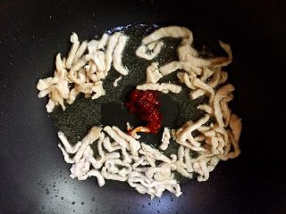 7、糖醋菜+家常鱼香肉丝,加入一勺豆瓣酱炒出香味。