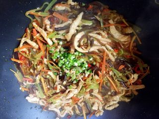 10、糖醋菜+家常鱼香肉丝,最后放入小葱翻炒20秒即可出锅。