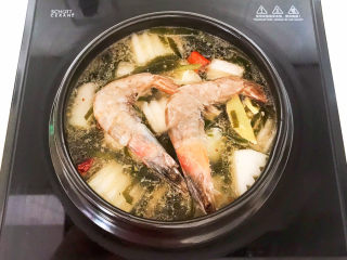 12、海带冬瓜汤,加入大虾，大火烧开后小火慢煲20分钟